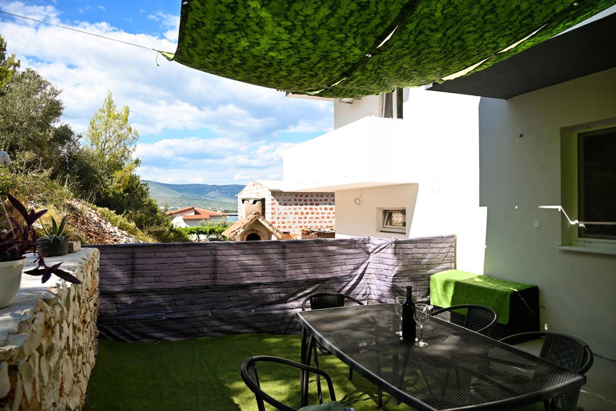 New,close To The With Domestic Olive Oil And Wine Apartmán Trogir